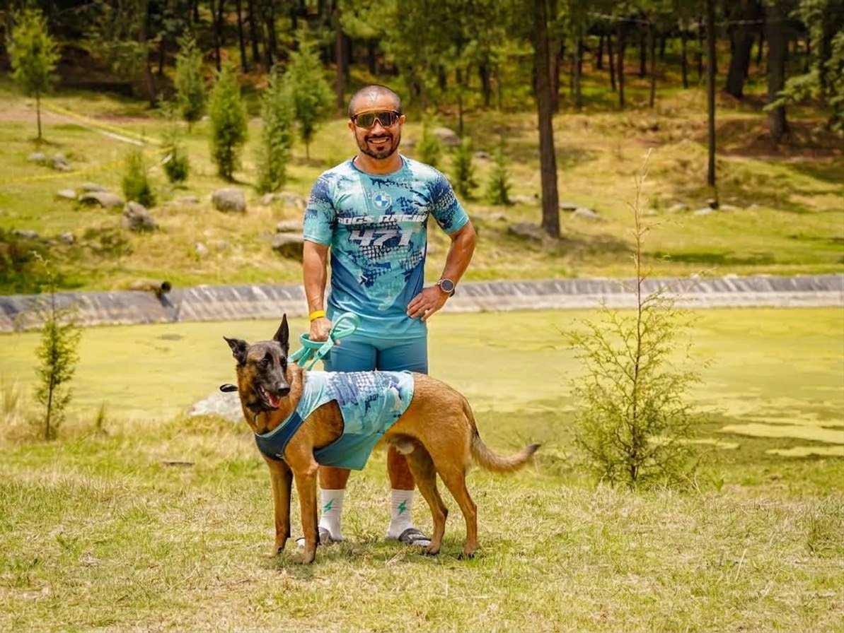 Dante y su perro juntos al aire libre